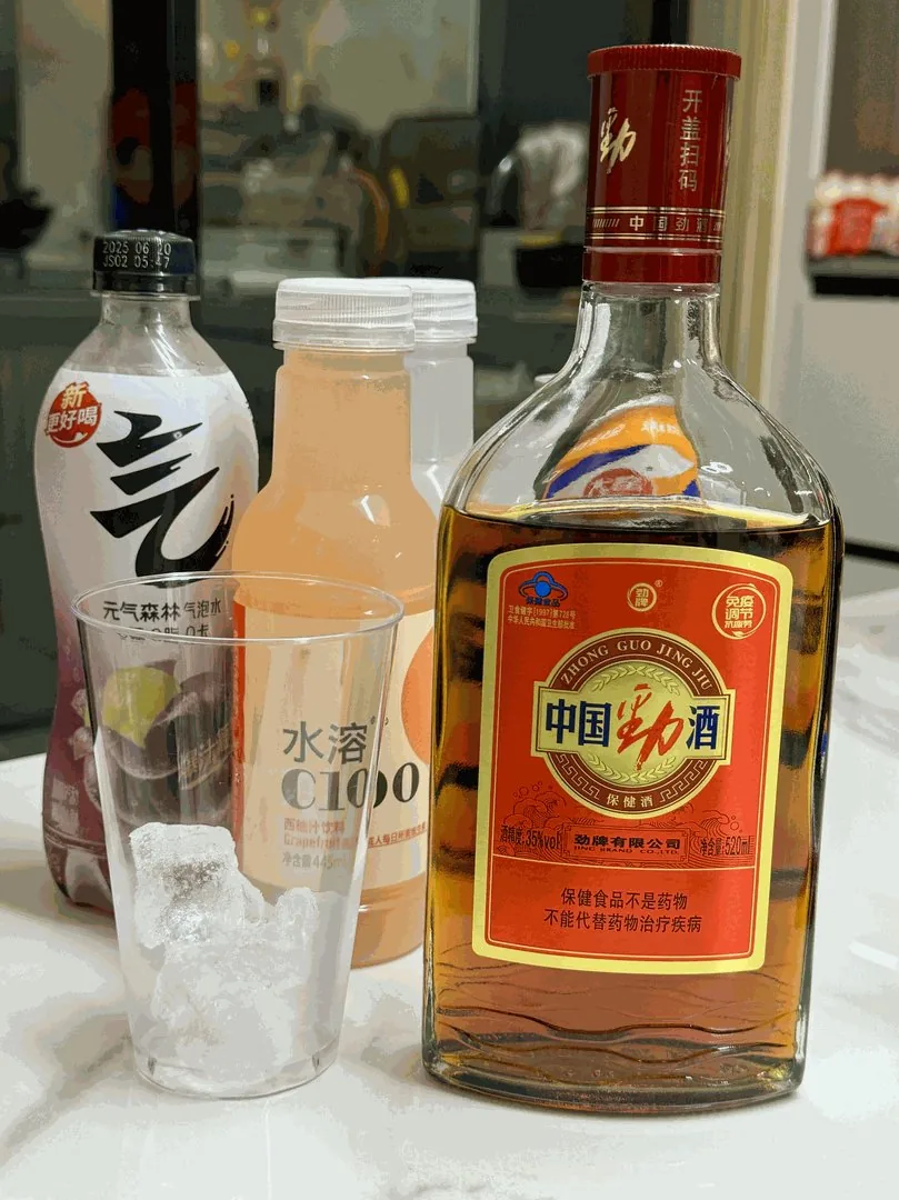 Wanna try some strong liquor 🍹 This cocktail is absolutely delicious!!